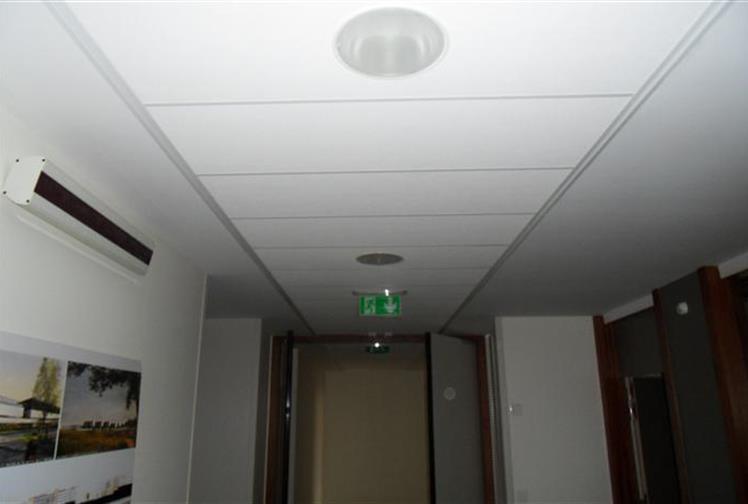 Plafond minéral dans une circulation hospitalière - Ets A2T Le Grand